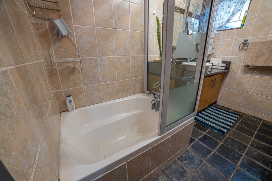 5 Bedroom Property for Sale in Fraaiuitsig Western Cape